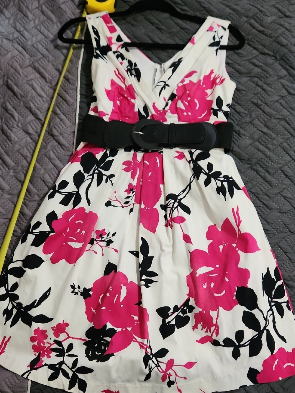 Sleeveless Floral Midi Dress in White with Pink & Black Print Size 6
